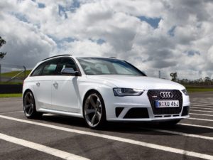 Download audi rs4 avant wallpaper HD