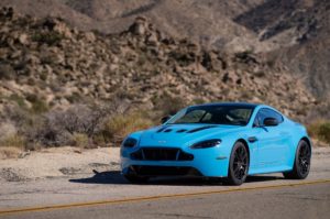 aston vantage martin v12 flugplatz nature roads 1280 carissime 1zoom