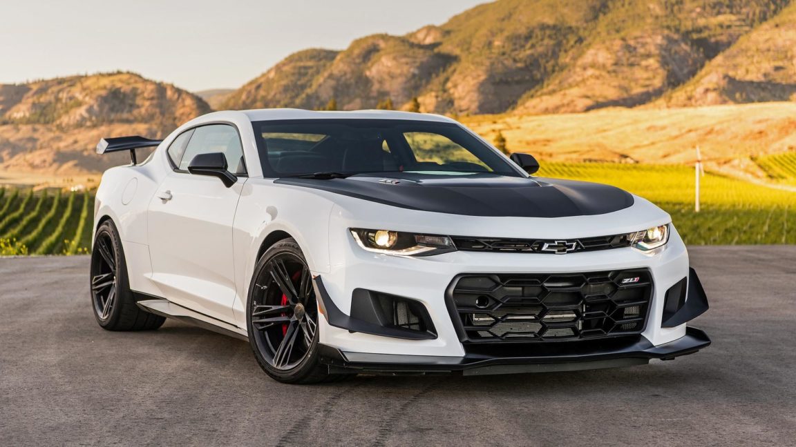 camaro zl1 1le chevrolet chevy ss chevelle drive breed advantage driving specs rear exterior